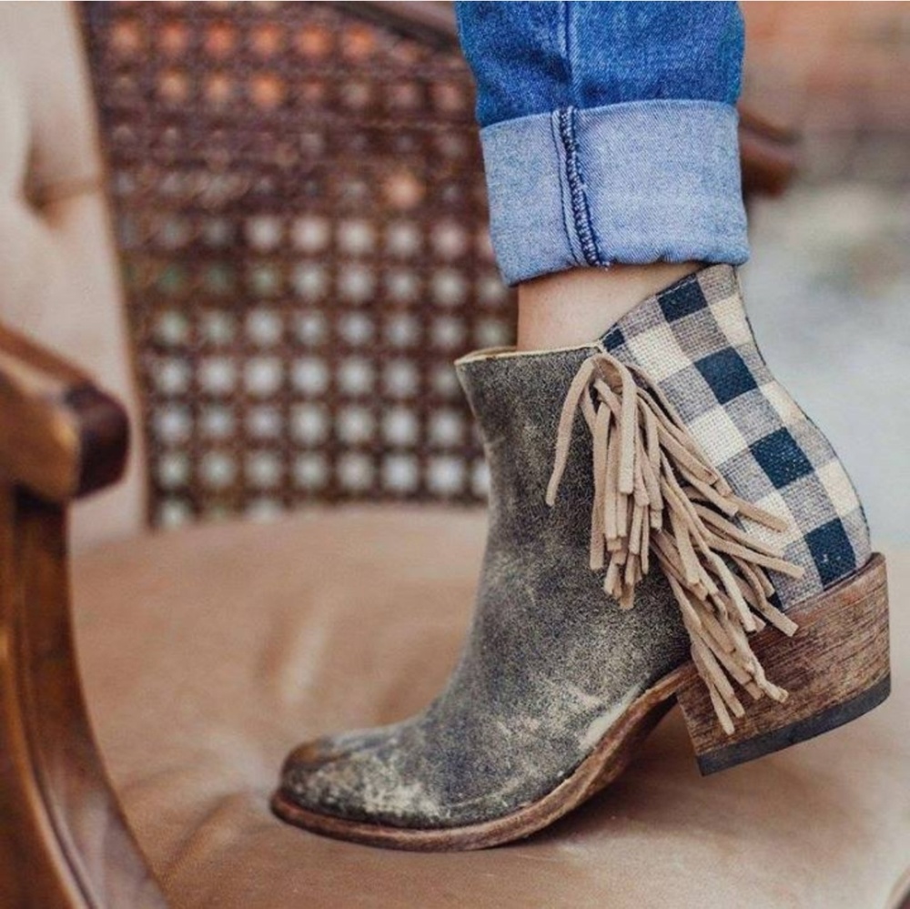 In Search of (ISO) THESE FRINGE BOOTIES